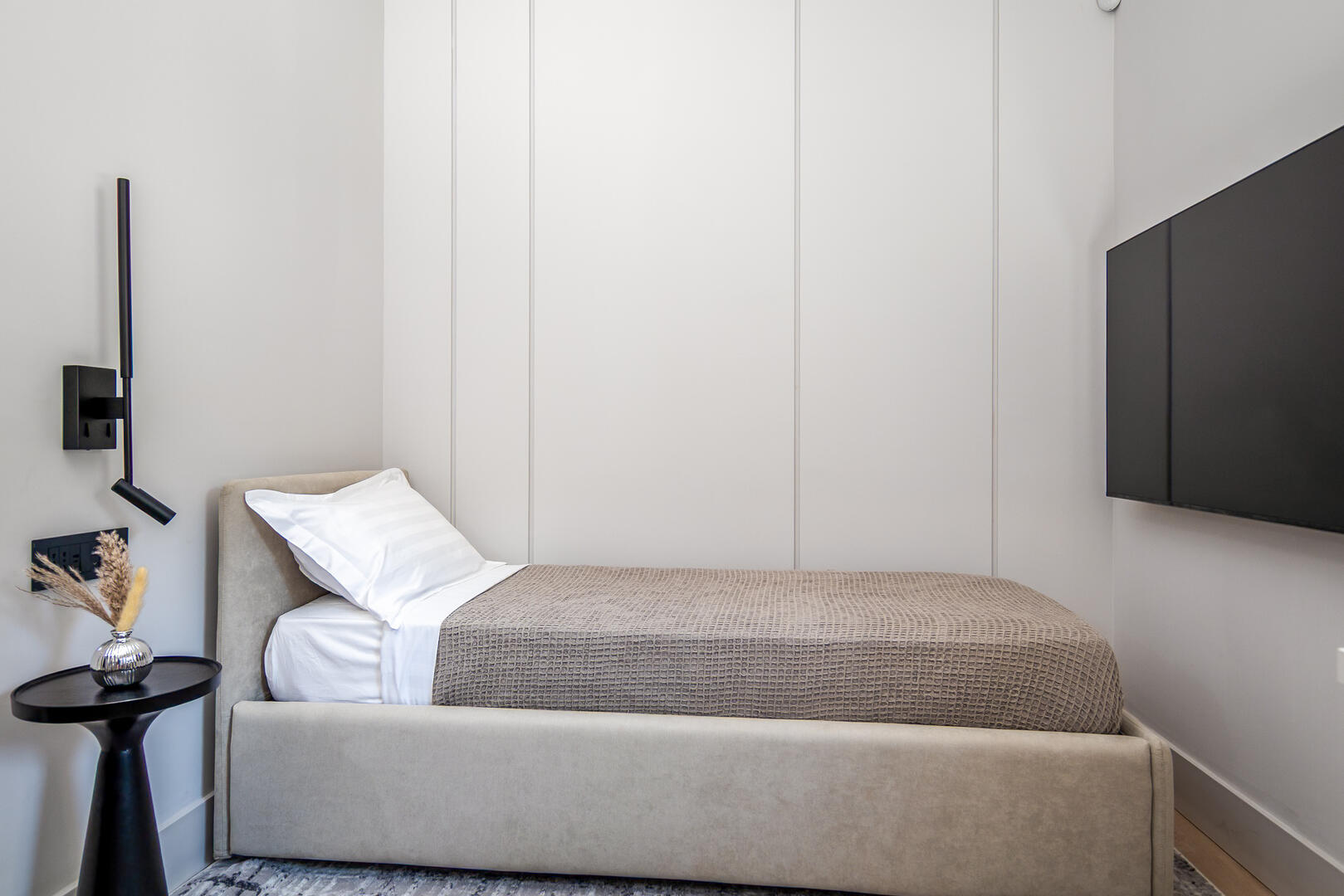 Guest bedroom with one or two single beds and a SMART TV and a seperate working space